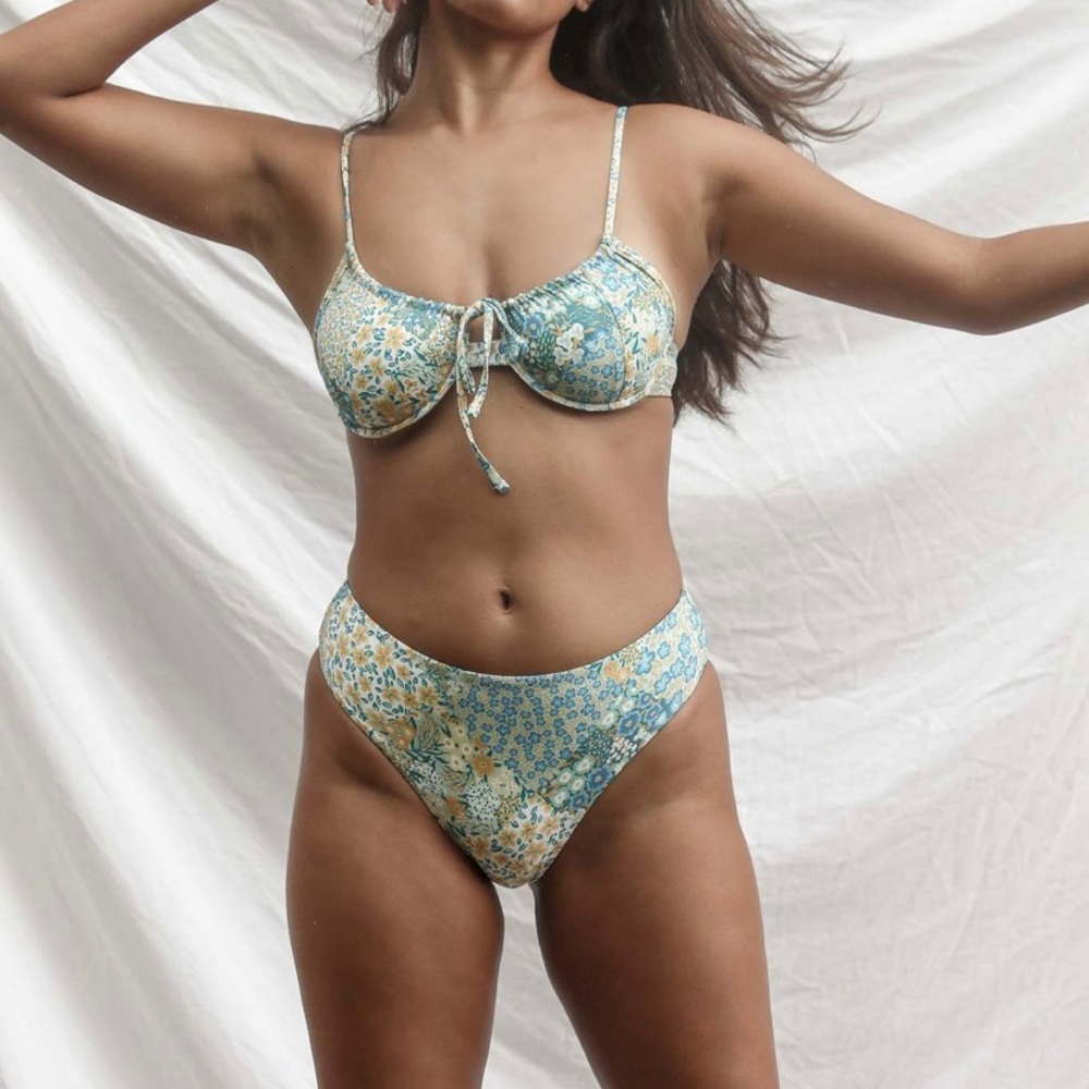 NWT! stone fox swim rumi top (M)